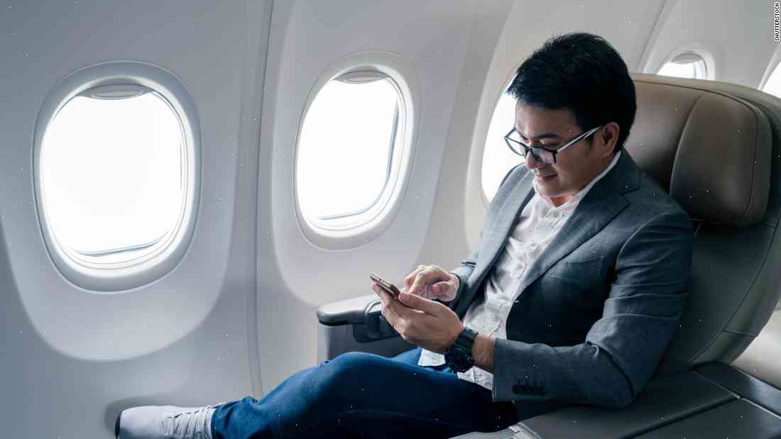 FCC votes to allow cell phone use on planes