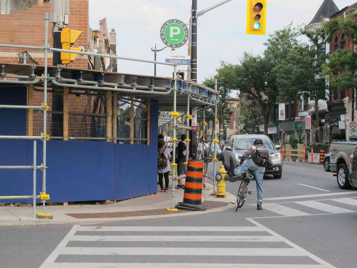 Incomplete signals … Clevlek tries to explain why flashing lights at 'busy intersection' were installed 5 years ago